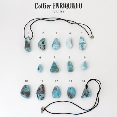 Collection de formes aléatoires faites en pierre naturelle de Larimar, percées pour être montées en collier sur un cordon noir. 14 modèles différents sont exposés face verso sur fond blanc. Le Larimar est une pierre naturelle de couleur bleue pouvant avoir des inclusions de roche et différentes nuances de bleu.