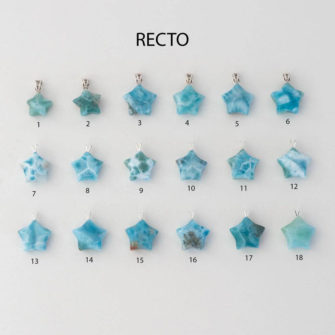 Photo de 18 étoiles en larimar taillées à la main, origine République Dominicaine. Chaque pièce est unique, larimar aux vertus apaisante et anti-stress, idéal en litothérapie ou pour la méditation.