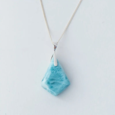 cabochon en forme de losange taillé dans la pierre de larimar de République Dominicaine, de couleur bleu intense, monté sur une chaîne en argent.