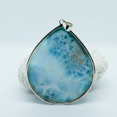 Face verso d'un cabochon de Larimar avec plusieurs nuances de bleu, de qualité hors du commun. Bijou d'exception serti en argent 925.