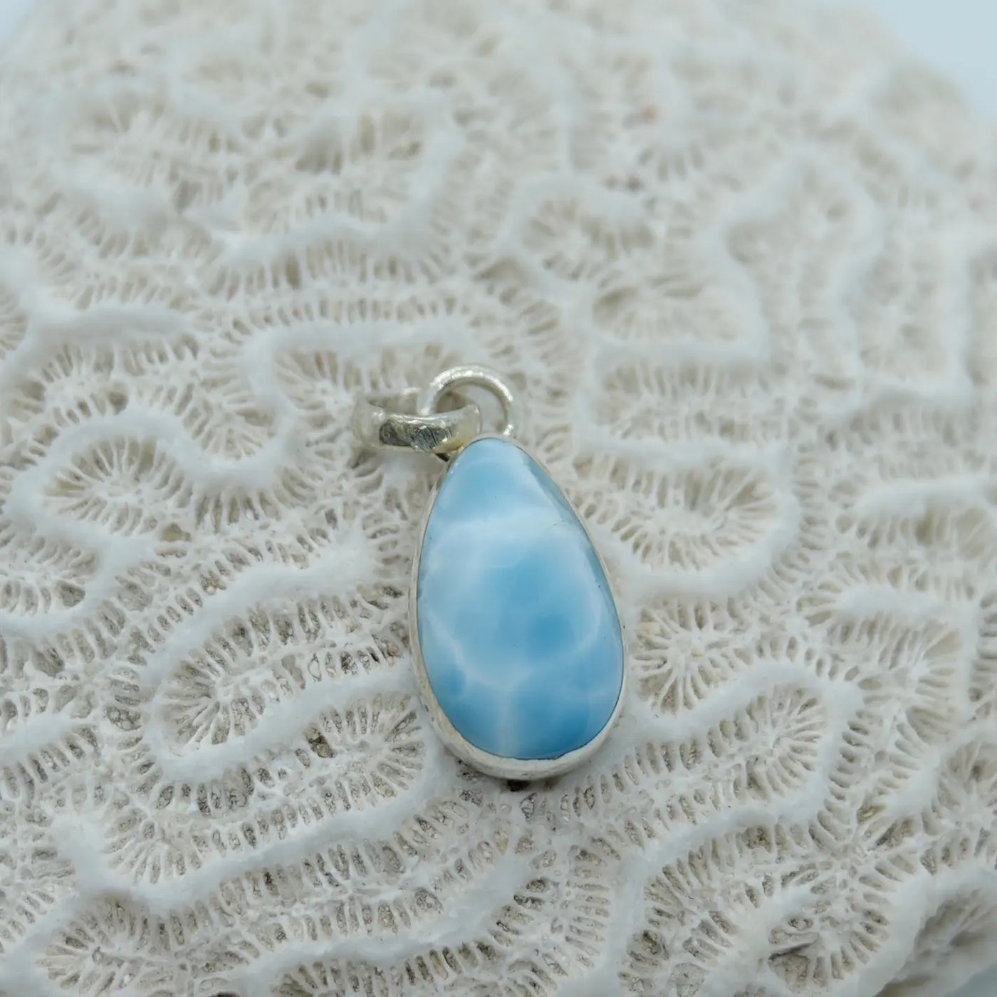 Magnifique cabochon en Larimar. Cabochon taillé à la main de couleur bleu unique. Bijou de créateur.