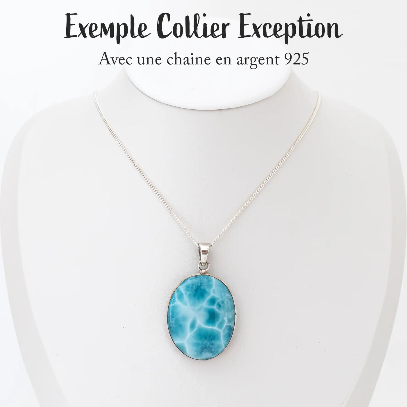 Exemple d'un collier en Larimar de couleur bleu monté sur une chaîne en argent 925 et posé sur un présentoir en forme de buste. Le Larimar est une pierre naturelle se trouvant exclusivement en République Dominicaine.