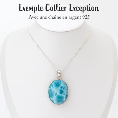 Exemple d'un collier en Larimar de couleur bleu monté sur une chaîne en argent 925 et posé sur un présentoir en forme de buste. Le Larimar est une pierre naturelle se trouvant exclusivement en République Dominicaine.