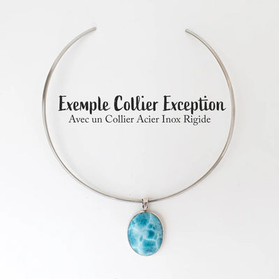 Collier en acier inoxydable avec son pendentif en Larimar de qualité exceptionnelle, posé à plat sur fond blanc. Le pendentif en larimar est d'un bleu aux multiples nuances avec des veines de blanc.