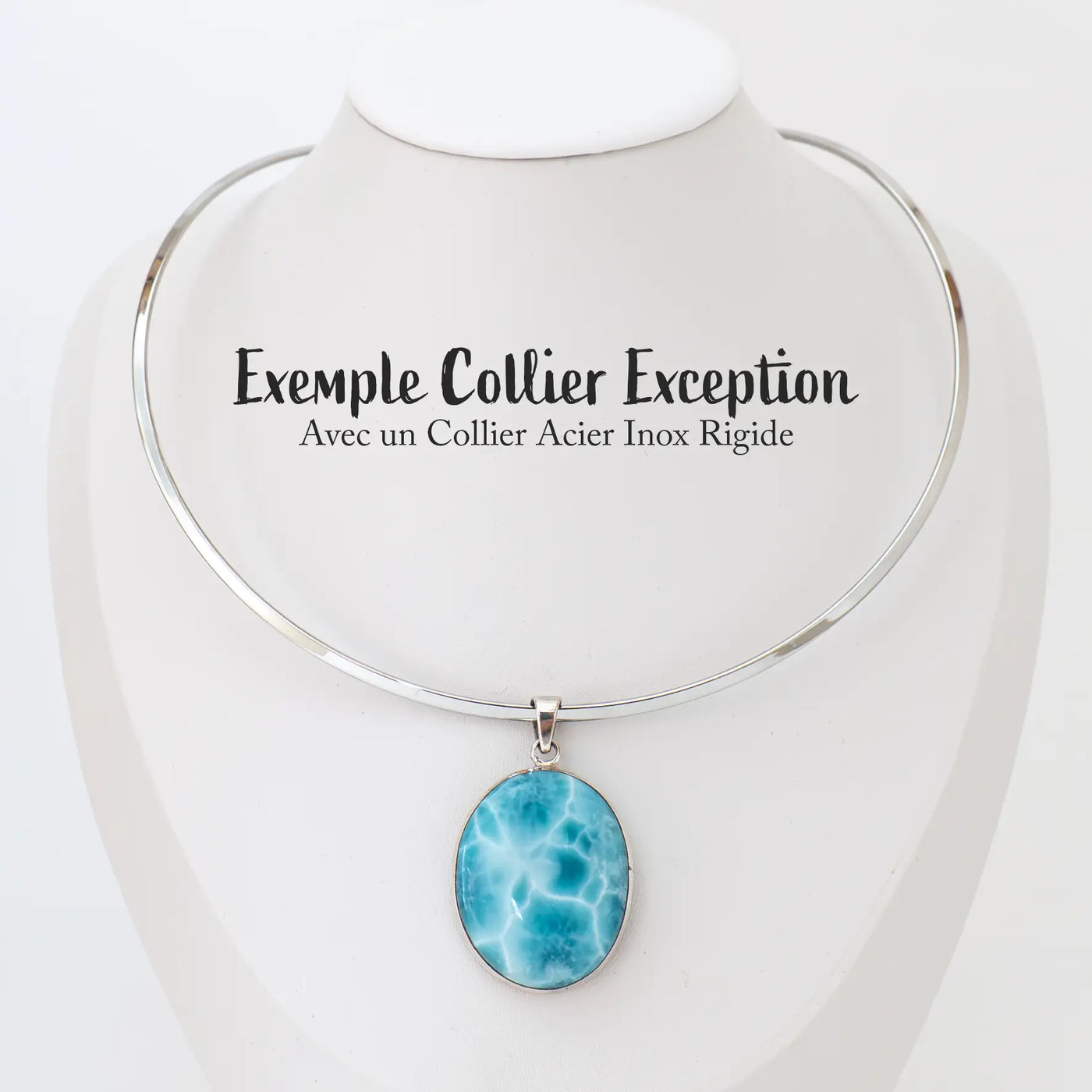 Exemple d'un cabochon en Larimar exceptionnel monté sur un collier en acier inoxydable. Bijou posé sur un présentoir en forme de buste. La pierre naturelle de Larimar vient de République Dominicaine et ce bijou est fait à la main.