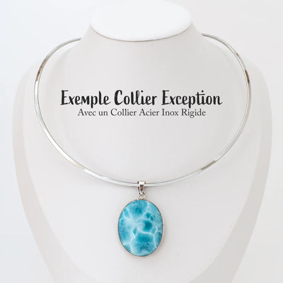 Exemple d'un cabochon en Larimar exceptionnel monté sur un collier en acier inoxydable. Bijou posé sur un présentoir en forme de buste. La pierre naturelle de Larimar vient de République Dominicaine et ce bijou est fait à la main.