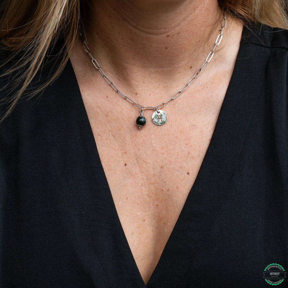 Perle naturelle de Jade Jaguar du Guatemala de couleur verte montée sur un collier argenté en acier inoxydable avec un signe astrologique personnalisable.