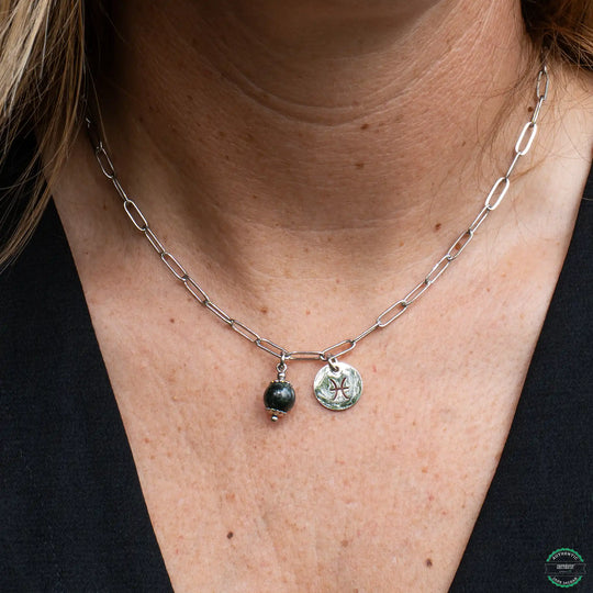 Collier avec une maille large sur lequel est monté un signe astrologique ainsi qu&