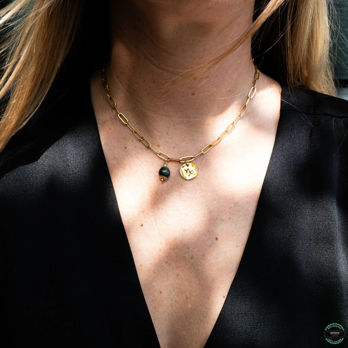 Collier en acier inoxydable 316L de couleur doré avec un signe astrologique et une perle de Jade Jaguar du Guatemala de couleur verte foncé.