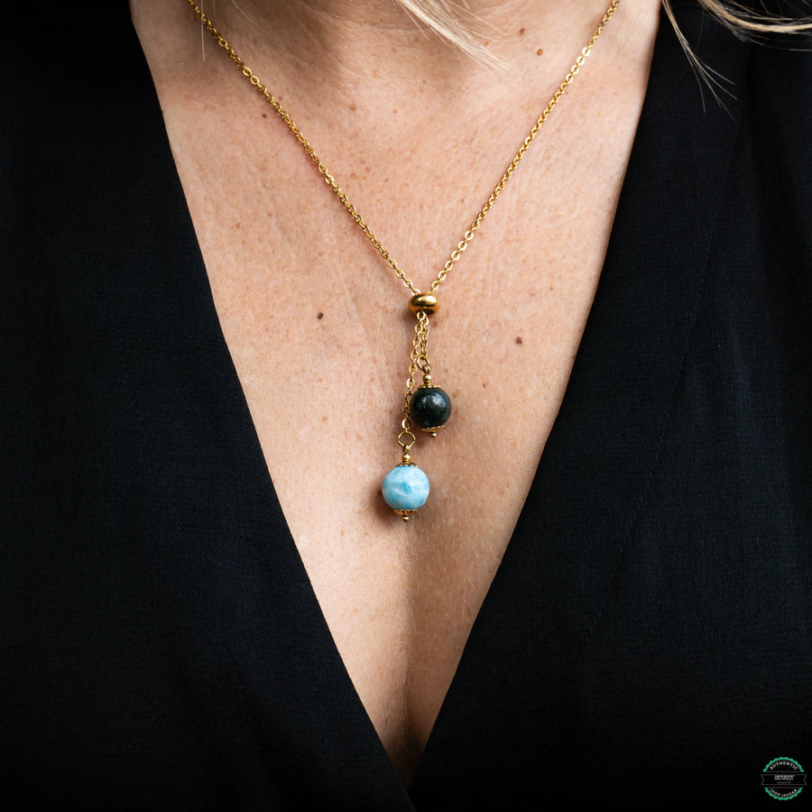 Collier avec deux perles amovibles, l'une est en Larimar de République Dominicaine et l'autre est une perle naturelle de Jade Jaguar Maya du Guatemala. Collier en acier inoxydable de couleur doré.