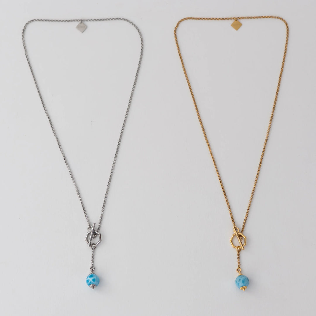 deux colliers avec une perle de larimar en pendant. Bijoux en acier inoxydable 316L qui ne ternie pas.