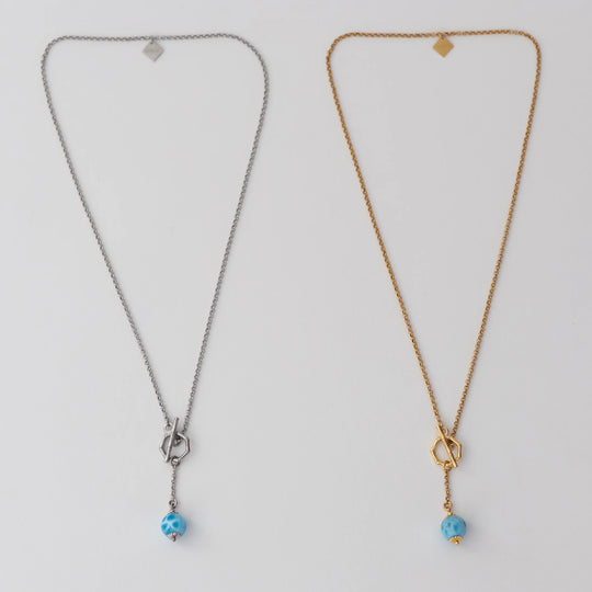 deux colliers avec une perle de larimar en pendant. Bijoux en acier inoxydable 316L qui ne ternie pas.