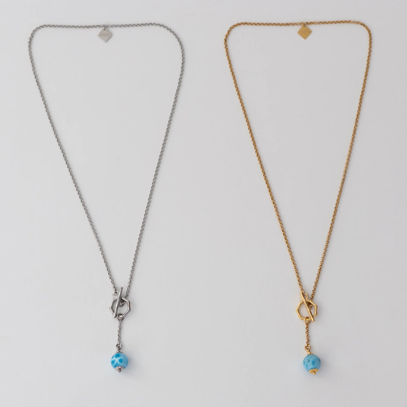 deux colliers avec une perle de larimar en pendant. Bijoux en acier inoxydable 316L qui ne ternie pas.