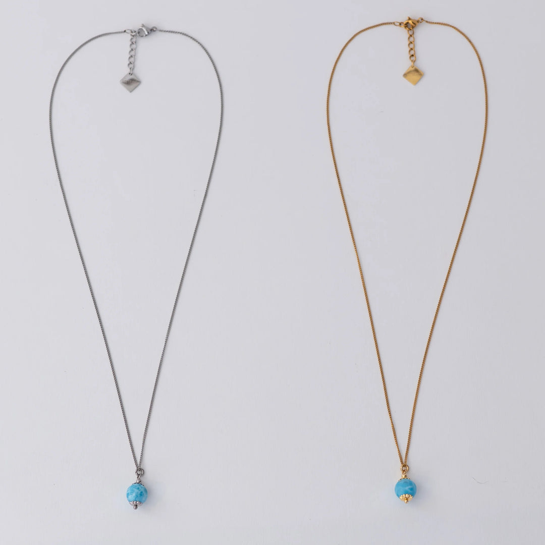 Deux colliers avec une perle de larimar comme pendant. Bijoux en acier inoxydable 316L argenté et doré.