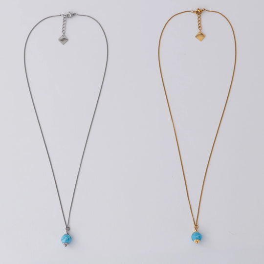 Deux colliers avec une perle de larimar comme pendant. Bijoux en acier inoxydable 316L argenté et doré.