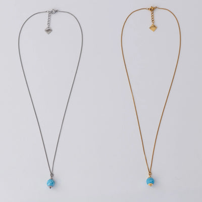 Deux colliers avec une perle de larimar comme pendant. Bijoux en acier inoxydable 316L argenté et doré.
