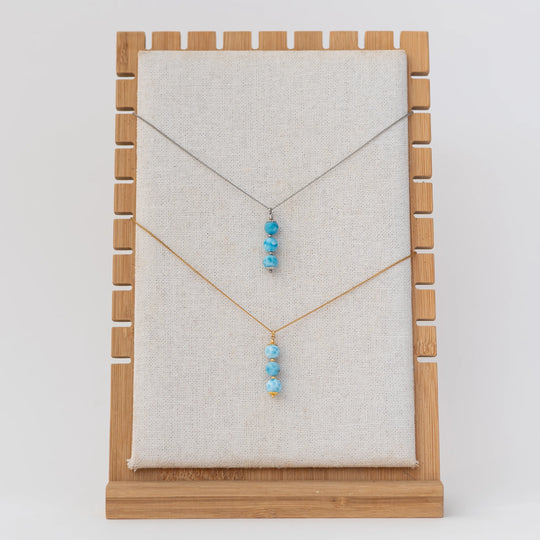 Trois perles de larimar le long d&