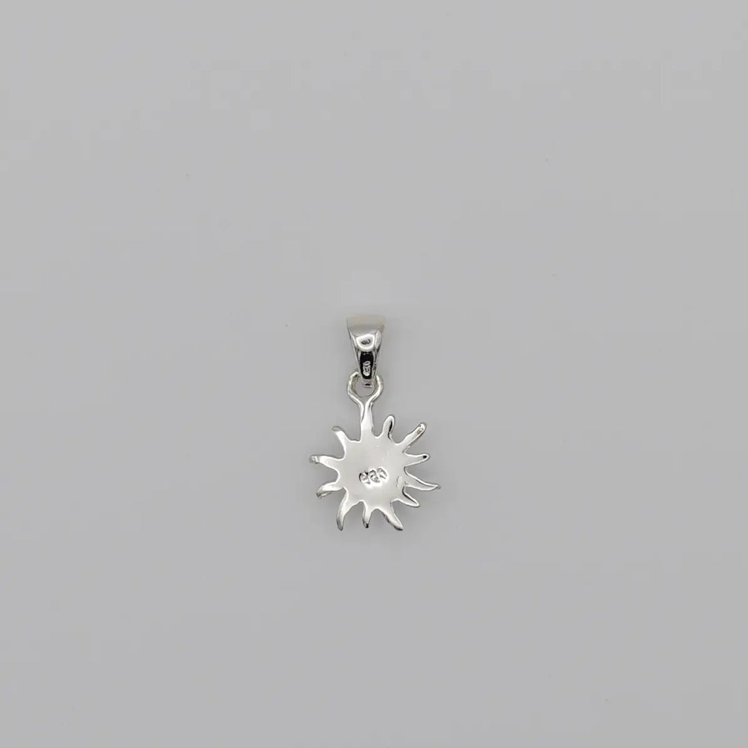Pendentif en forme de soleil vue sur sa face verso avec un marquage 925. Bijou artisanal fait en République Dominicaine.