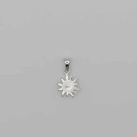 Pendentif en forme de soleil vue sur sa face verso avec un marquage 925. Bijou artisanal fait en République Dominicaine.