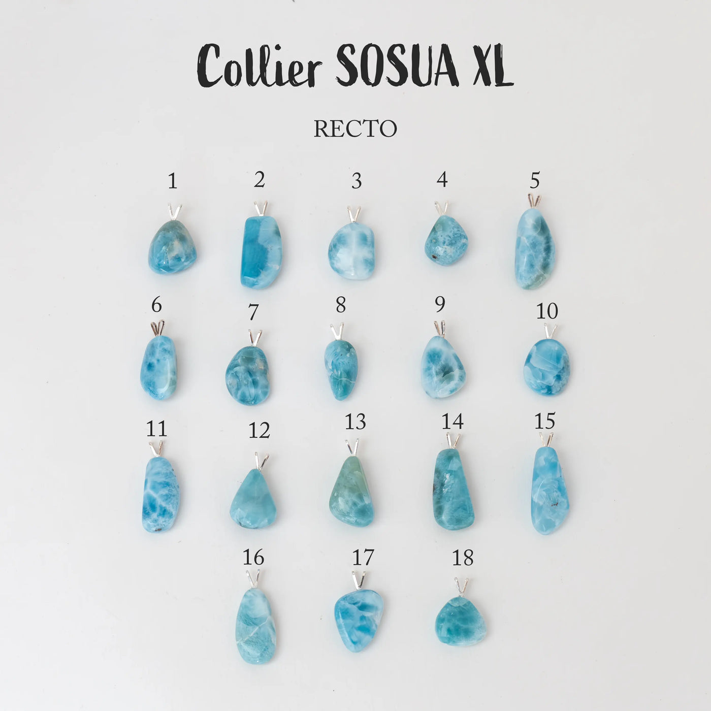 Un total de 18 forme aléatoire faite en pierre naturelle de larimar sont posés face recto sur fond blanc. Chaque pièce peut être monté en collier avec au choix une chaîne en argent 925 ou un cordon noir.
