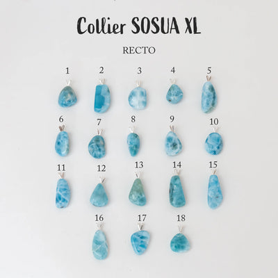 Un total de 18 forme aléatoire faite en pierre naturelle de larimar sont posés face recto sur fond blanc. Chaque pièce peut être monté en collier avec au choix une chaîne en argent 925 ou un cordon noir.
