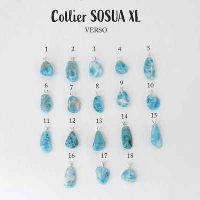 18 pendentifs fait en pierre naturelle de Larimar de République Dominicaine avec leur bélière en argent 925 sont présentés face verso sur fond blanc. Chaque pendentif peut être monté sur un cordon noir ou une chaîne en argent 25.