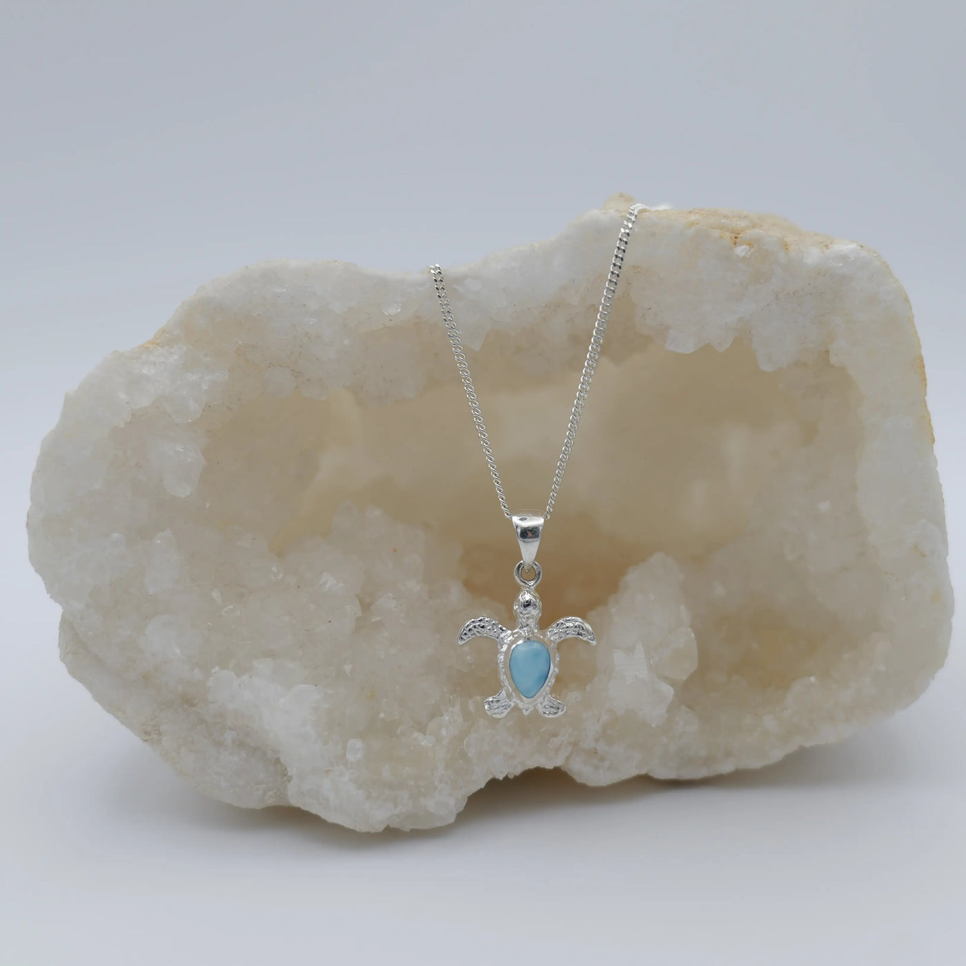 Petite tortue en argent 925 monté sur une chaîne avec une pierre naturelle de Larimar de couleur bleue.