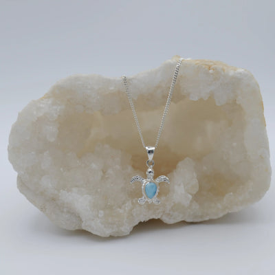 Petite tortue en argent 925 monté sur une chaîne avec une pierre naturelle de Larimar de couleur bleue.