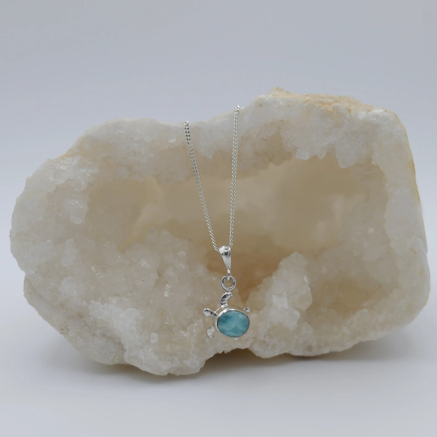 Tortue en argent avec une superbe pierre bleu en sen centre. Pierre naturelle de Larimar taillée en République Dominicaine.