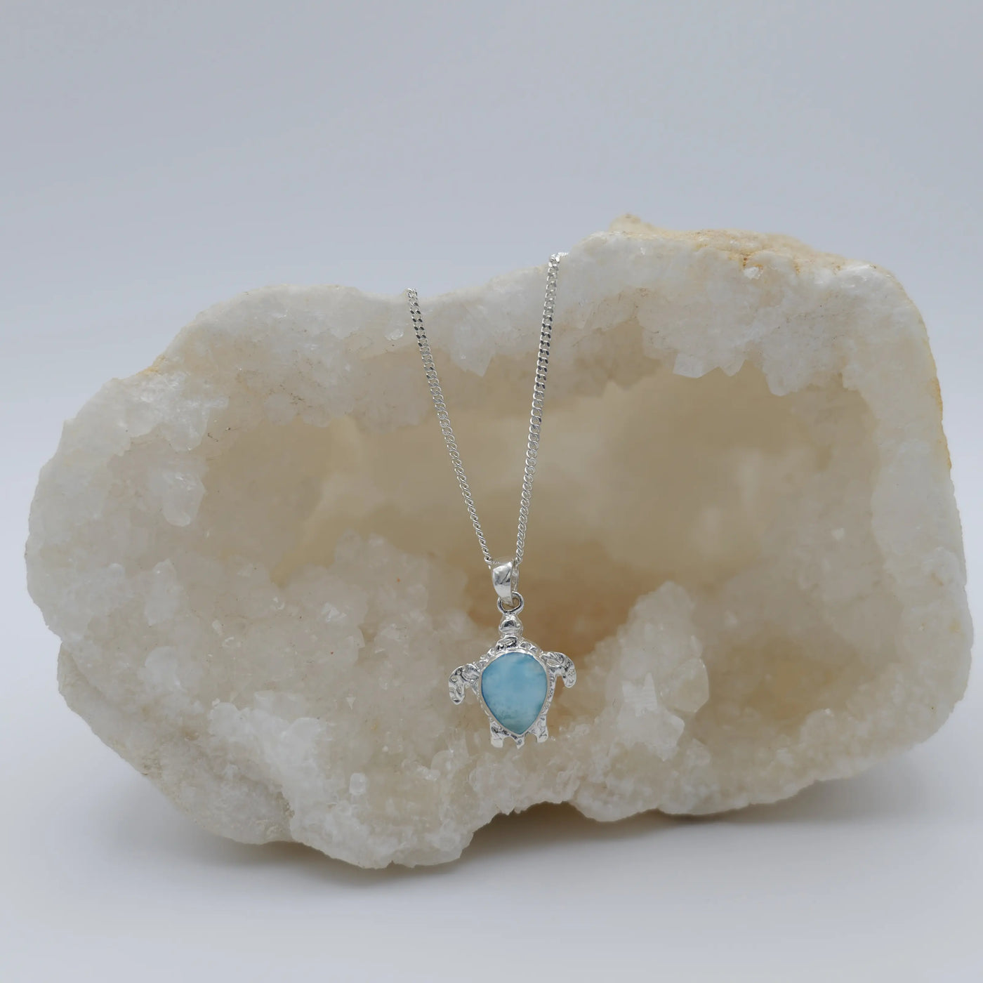 Bijou artisanal, collier en argent 925 en forme de tortue avec une pierre leu en Larimar de République Dominicaine.