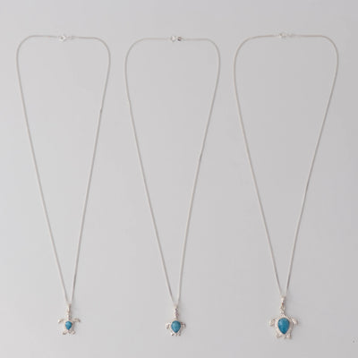 Trois chaines en argent 925 avec chacune une tortue en argent 925 et larimar, de tailles différentes.