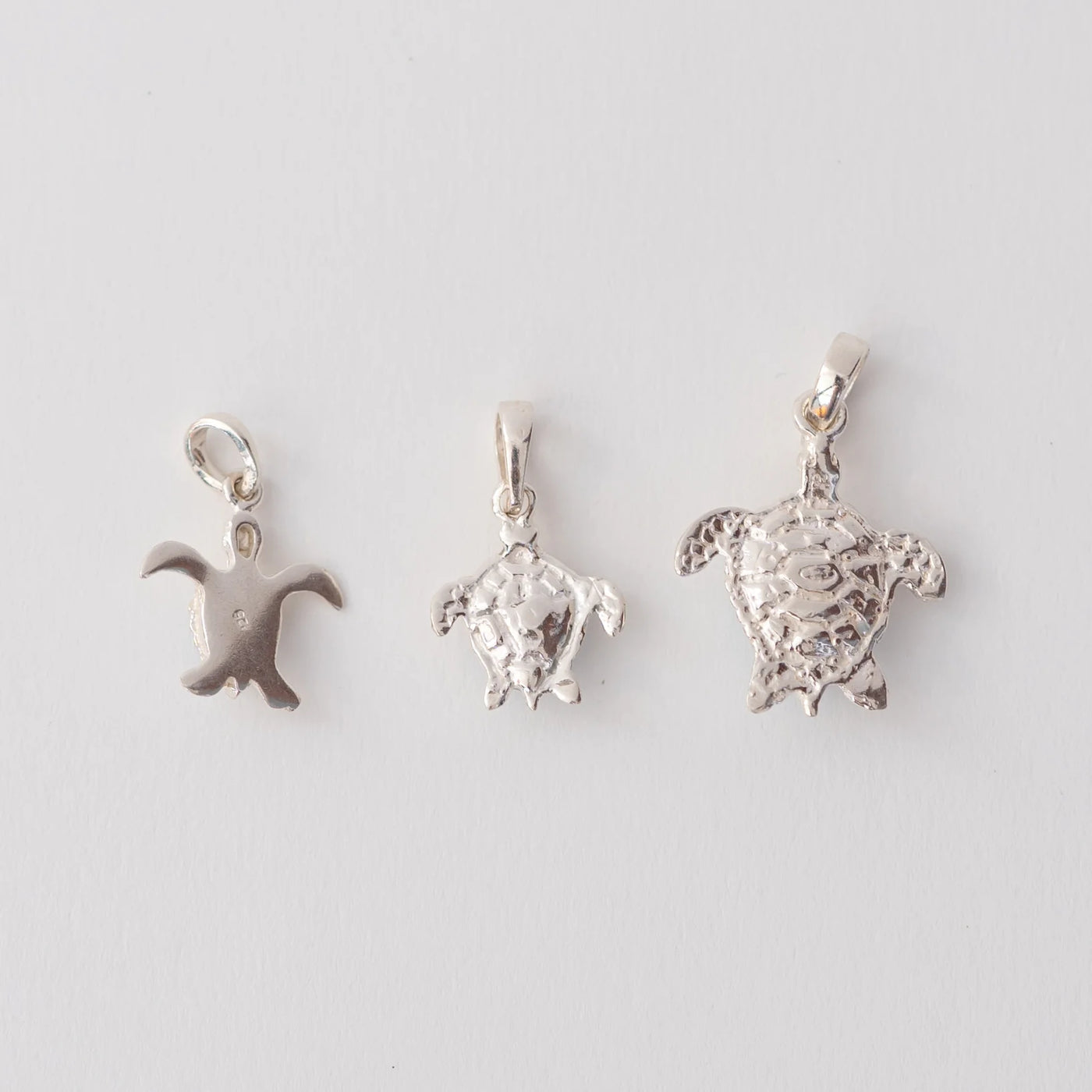 Trois bijoux en forme de tortue vue de dos, faite en argent 925. Chaque tortue à une taille différente.