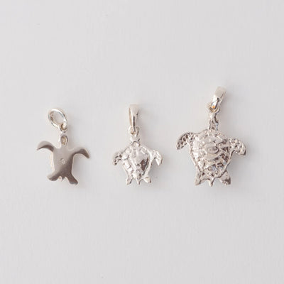 Trois bijoux en forme de tortue vue de dos, faite en argent 925. Chaque tortue à une taille différente.