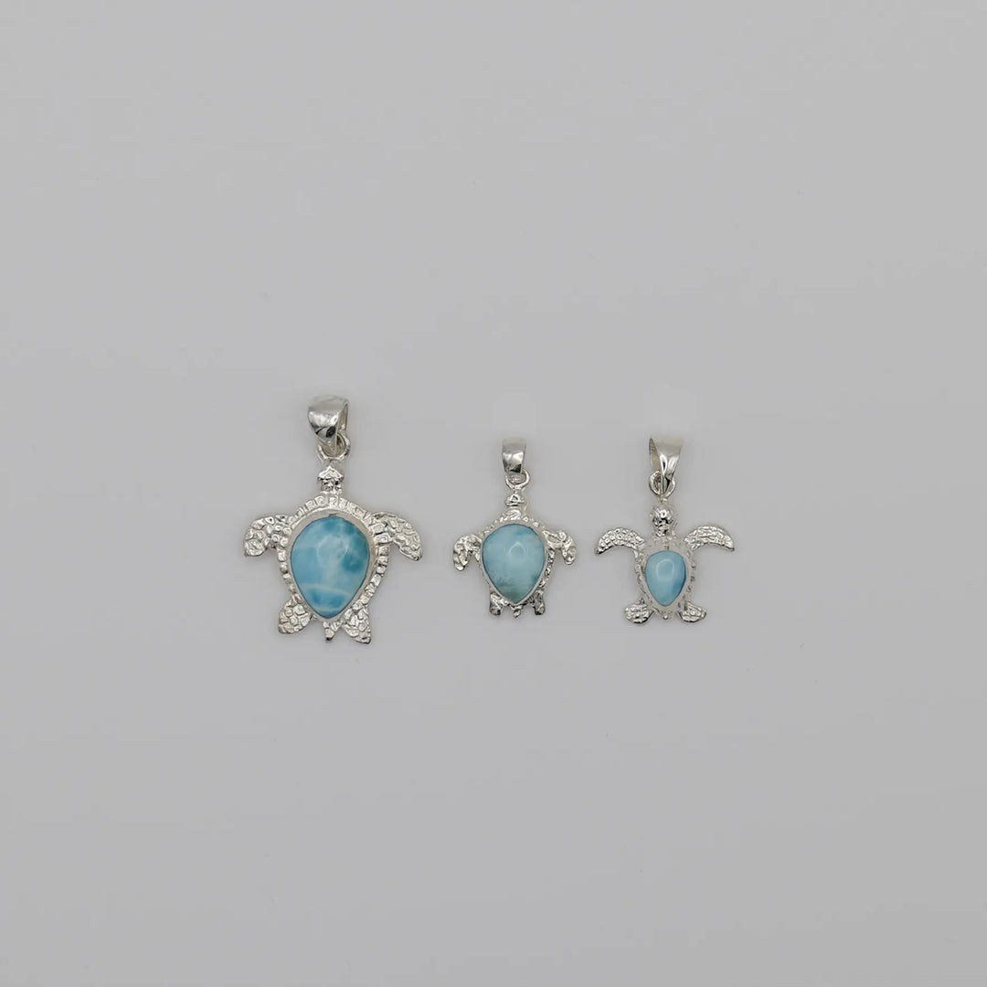 Colliers tortues de 3 tailles différentes, bijoux en argent 925 avec chacun une pierre de Larimar de République Dominicaine. 