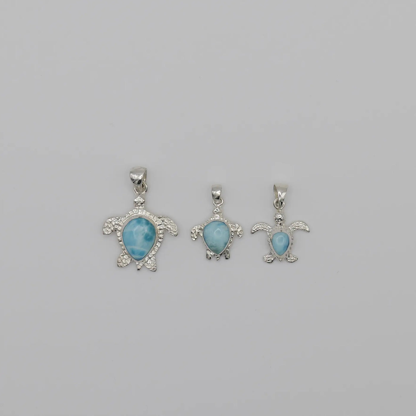 Colliers tortues de 3 tailles différentes, bijoux en argent 925 avec chacun une pierre de Larimar de République Dominicaine. 
