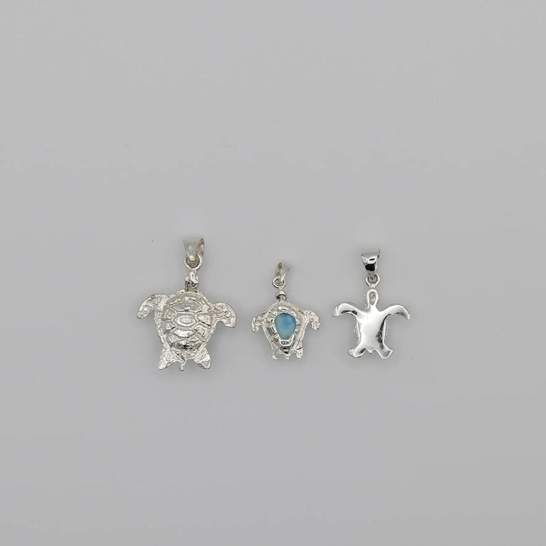 Colliers fait artisanalement en République Dominicaine, en forme de tortue, avec chacun une pierre de Larimar de couleur bleue.
