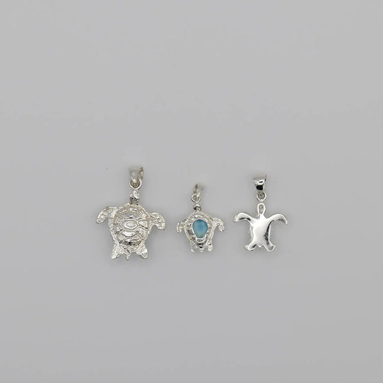 Colliers fait artisanalement en République Dominicaine, en forme de tortue, avec chacun une pierre de Larimar de couleur bleue.