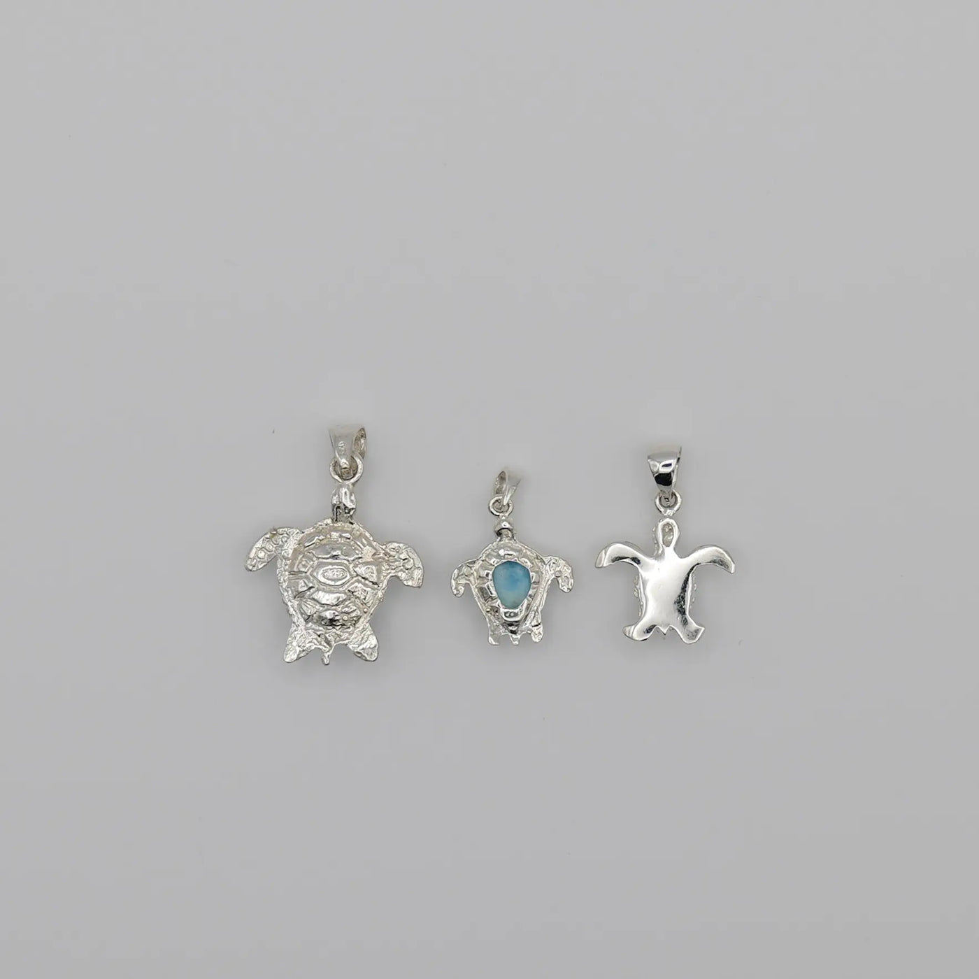 Colliers fait artisanalement en République Dominicaine, en forme de tortue, avec chacun une pierre de Larimar de couleur bleue.