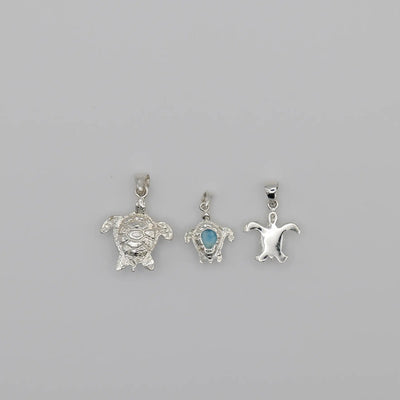 Colliers fait artisanalement en République Dominicaine, en forme de tortue, avec chacun une pierre de Larimar de couleur bleue.