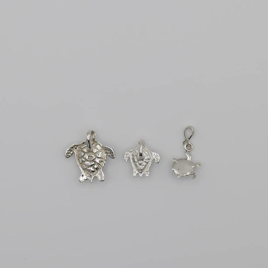 Pendentifs tortues au nombre de 3 vue de verso, chacun fait en argent 925, travaillés artisanalement.