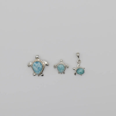 Pendentifs en argent 925, taillés en forme de tortue, avec chacun sa pierre naturelle de Larimar d'une couleur bleu magnifique et tendance.