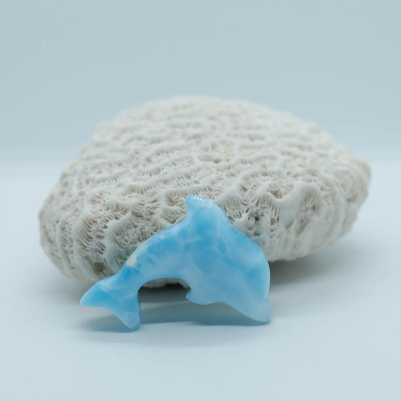 Dauphin en Larimar de République Dominicaine de couleur bleu intense. Pierre naturelle taillée à la main artisanalement.