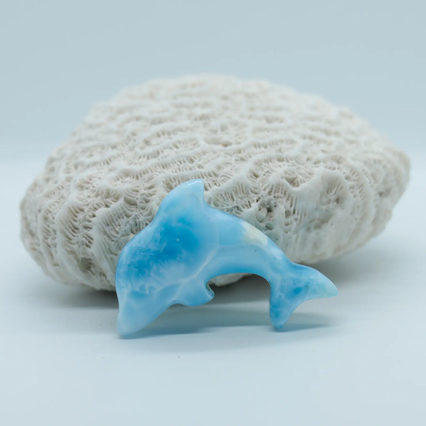 Pierre naturelle de Larimar taillée en forme de dauphin d'environ 8 cm de long. Pierre magnifique d'un bleu profond.