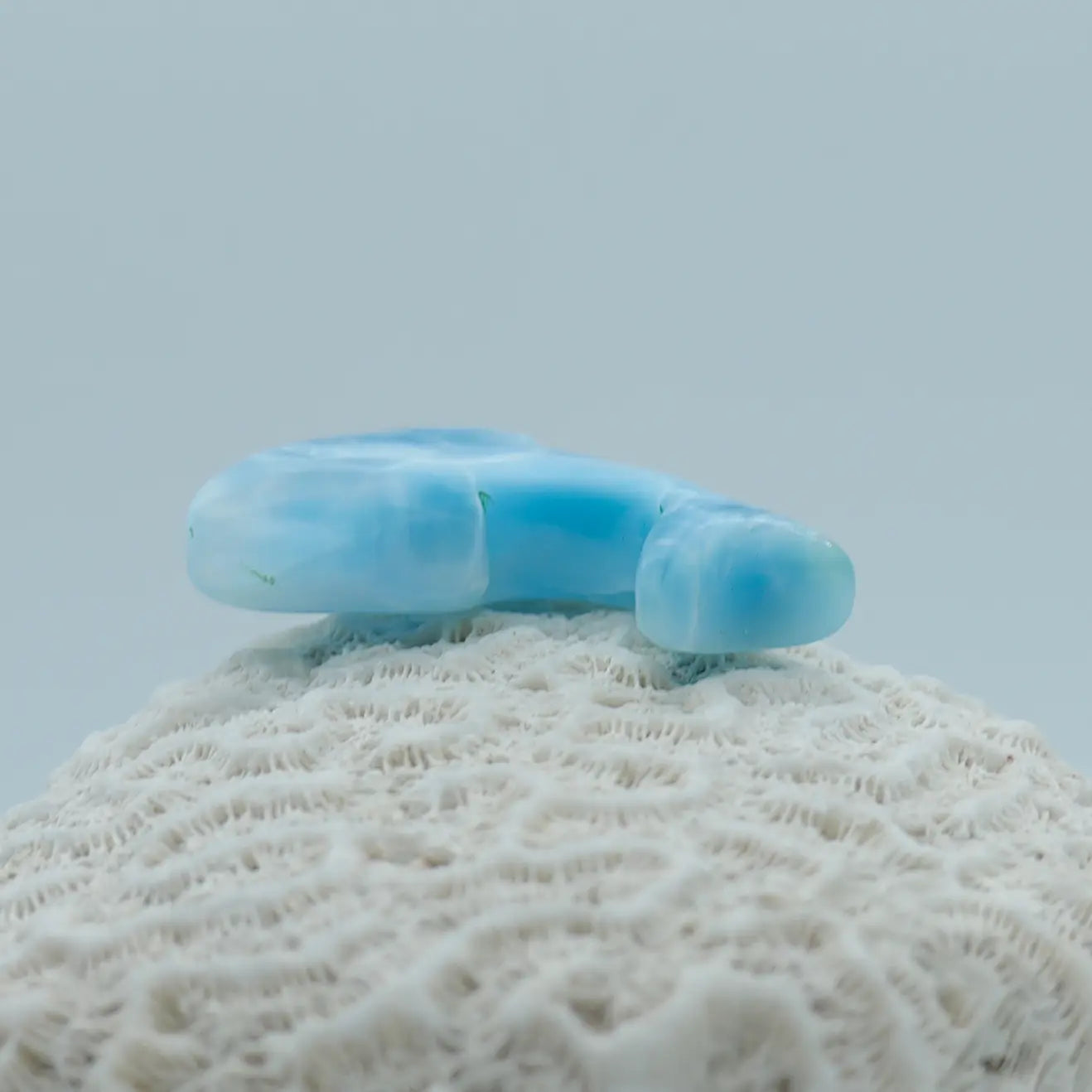 Pierre de Larimar taillé artisanalement en forme de dauphin. Pièce de collection.