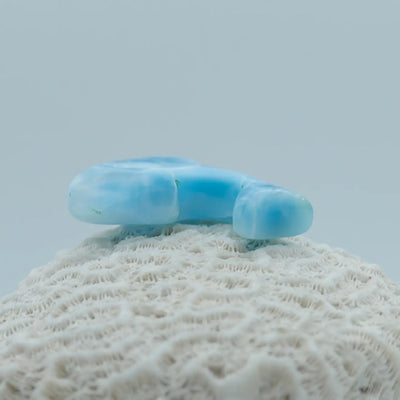 Pierre de Larimar taillé artisanalement en forme de dauphin. Pièce de collection.