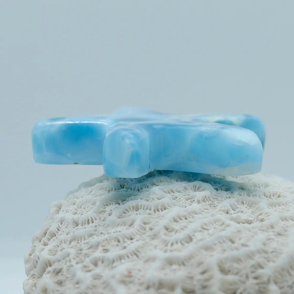 Pièce en Larimar en forme d'étoile et faite à la main en République Dominicaine. Larimar de qualité exceptionnel.
