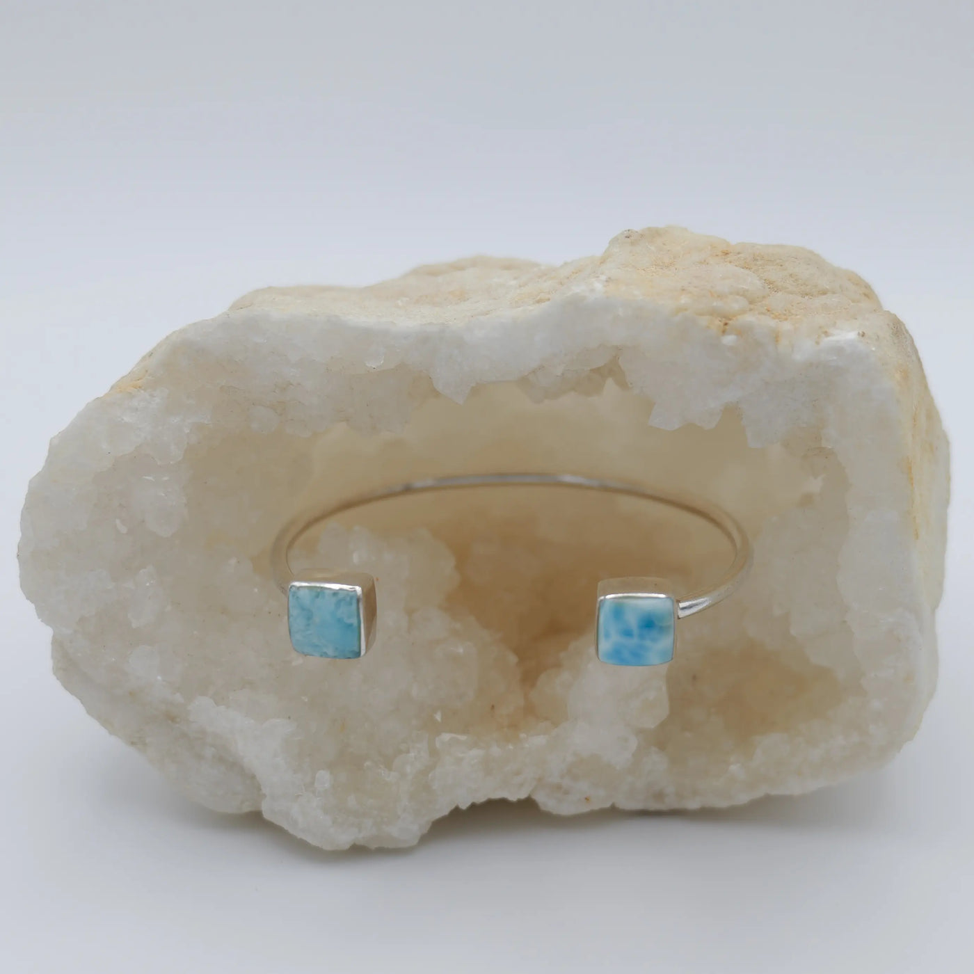 Deux cabochons carrés en pierre naturelle de Larimar sertis de chaque côtés d'un jonc en argent 925 réglable.