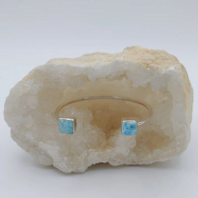 Deux cabochons carrés en pierre naturelle de Larimar sertis de chaque côtés d'un jonc en argent 925 réglable.