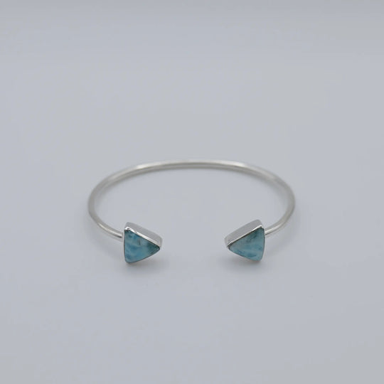 Jonc en argent 925 avec du Larimar bleu en forme de triangle à chaque extrémité du jonc.