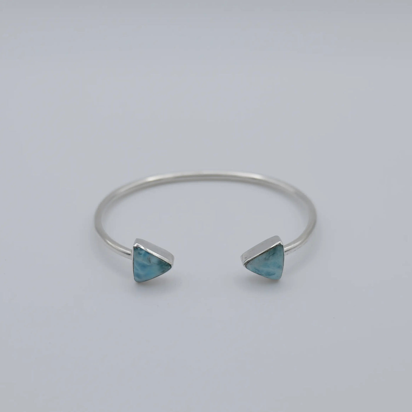 Jonc en argent 925 avec du Larimar bleu en forme de triangle à chaque extrémité du jonc.
